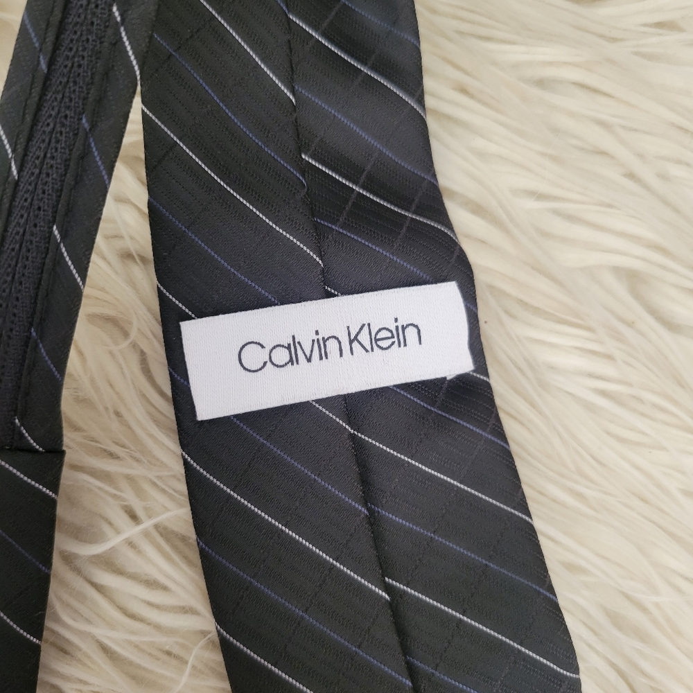 Boys Calvin Klein pre-tied adjustable zipper tie